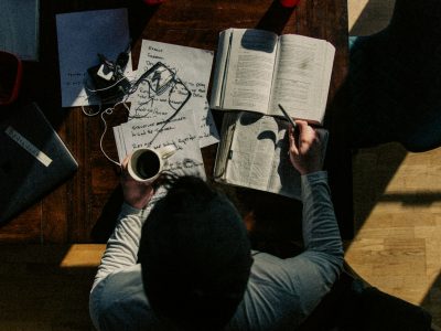 Persona estudiando para el examen teórico de conducción