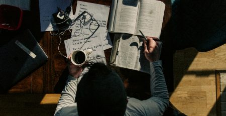 Persona estudiando para el examen teórico de conducción