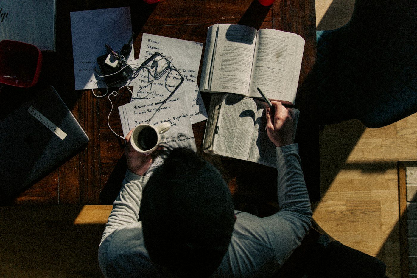 Persona estudiando para el examen teórico de conducción