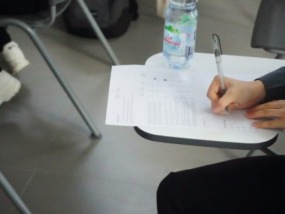 Aspirante respondiendo preguntas del examen teórico de conducción