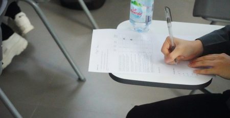 Aspirante respondiendo preguntas del examen teórico de conducción