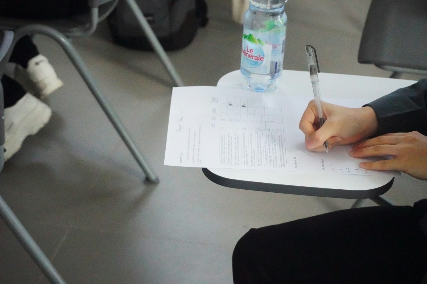 Aspirante respondiendo preguntas del examen teórico de conducción
