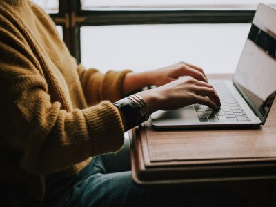 Persona presentando el examen teórico de conducción en computador