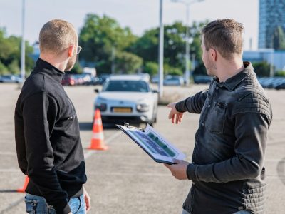 Evaluador revisando el examen práctico de conducción