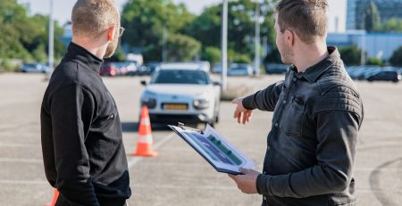 Evaluador revisando el examen práctico de conducción