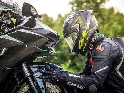 Motociclista con casco listo para conducir con licencia A2