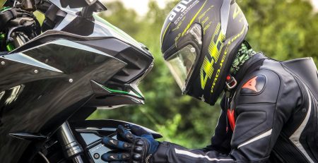 Motociclista con casco listo para conducir con licencia A2