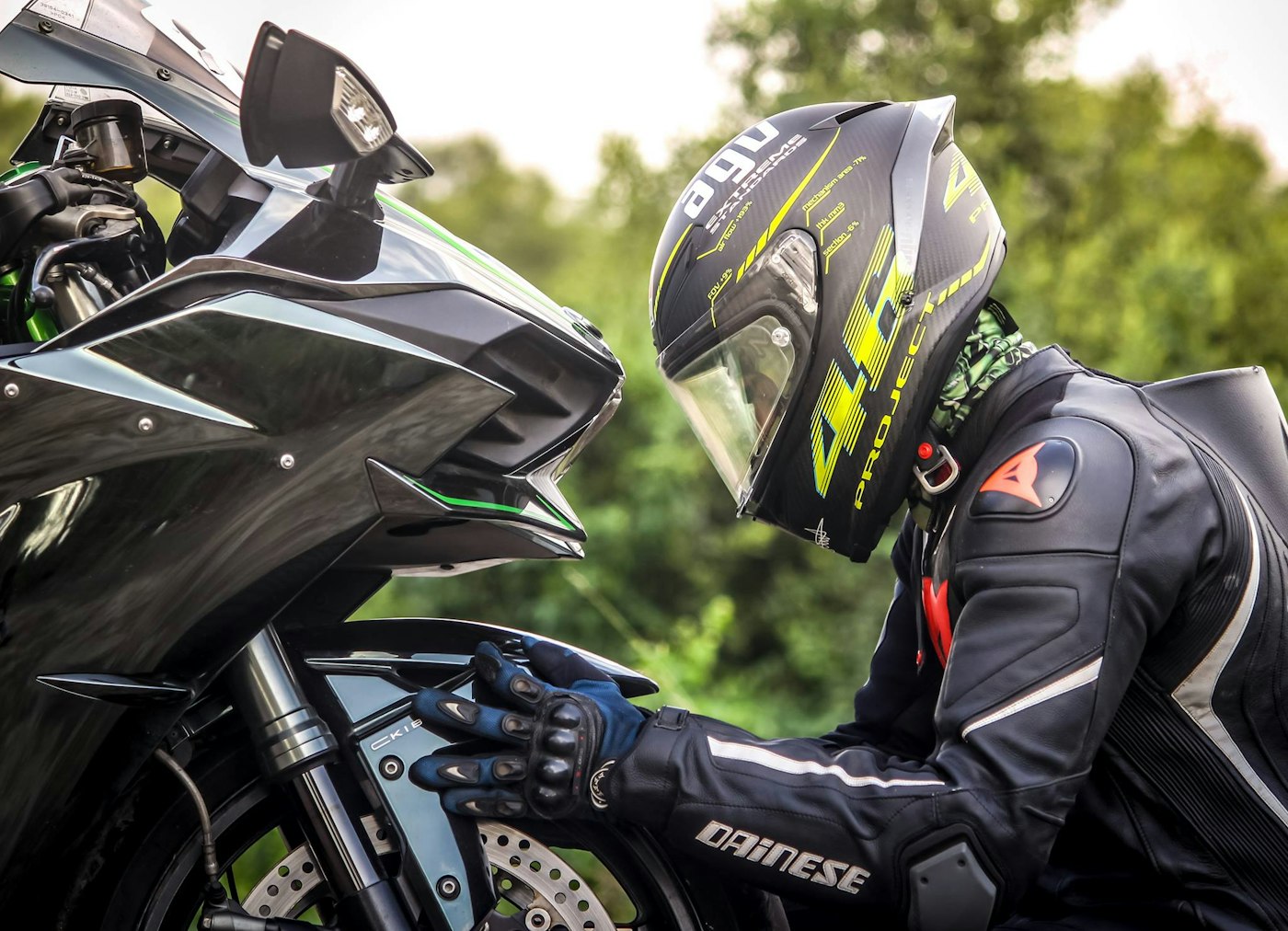 Motociclista con casco listo para conducir con licencia A2