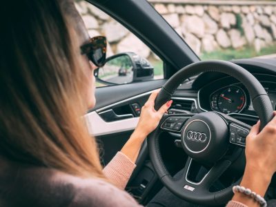 Mujer conduciendo un carro particular con licencia B1