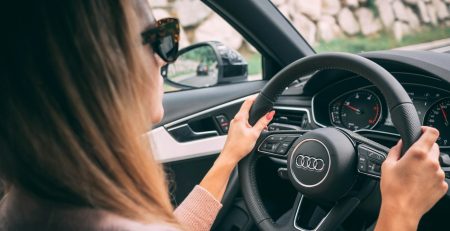 Mujer conduciendo un carro particular con licencia B1