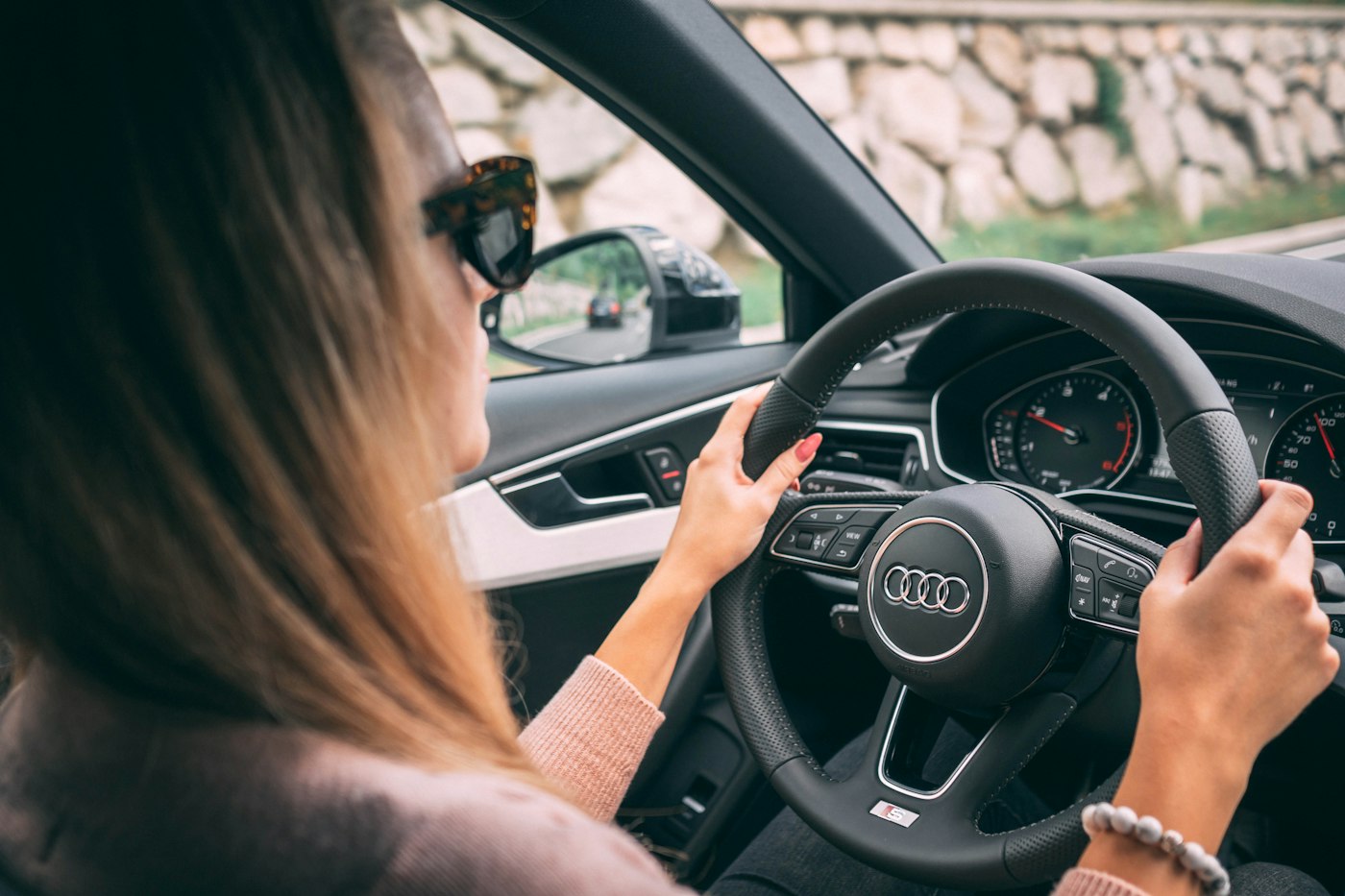 Mujer conduciendo un carro particular con licencia B1